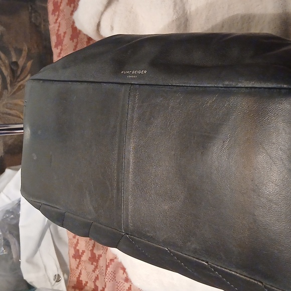 Kurt Geiger Elegant Black Quilted Handbag - Picture 5 of 12